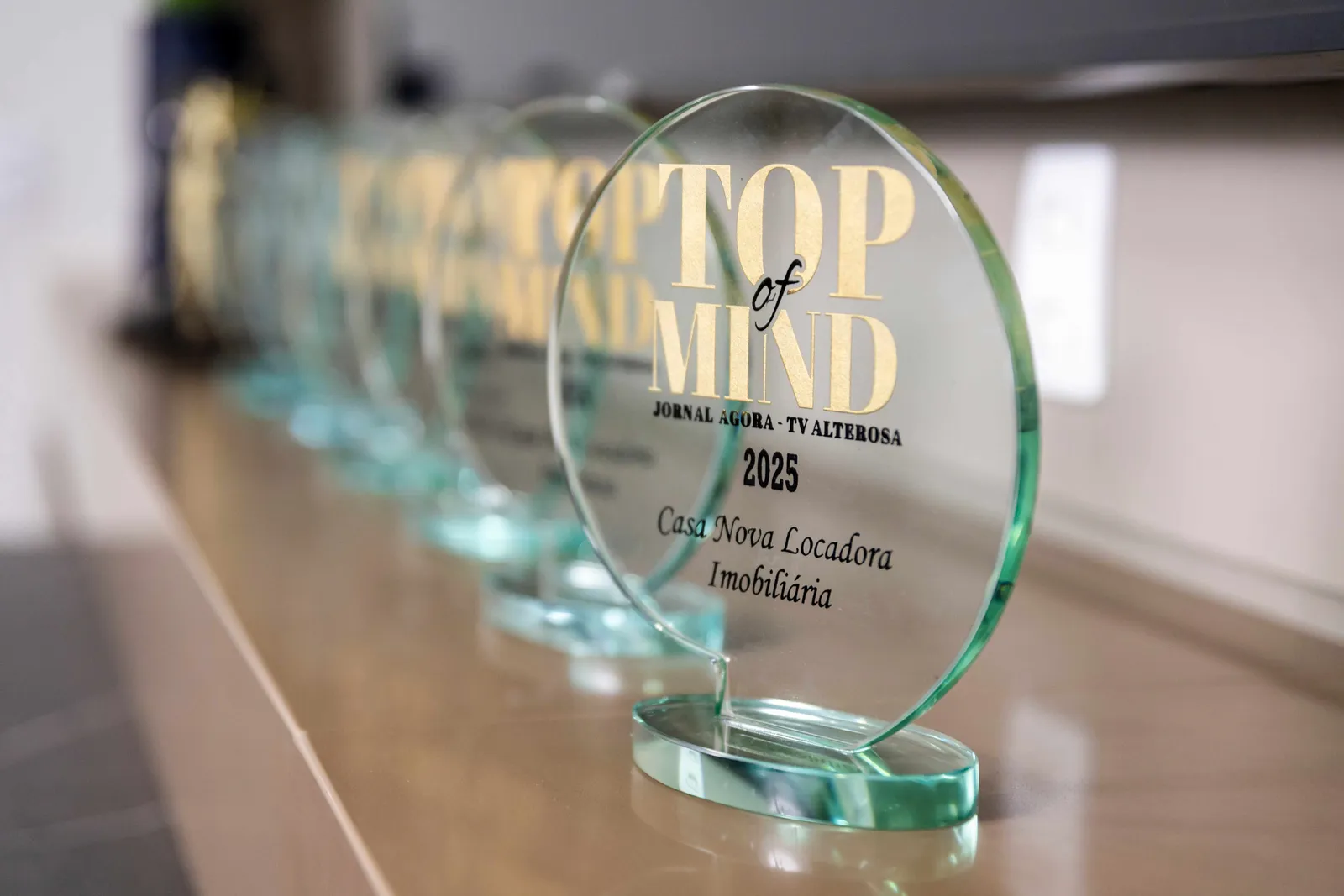 Troféus Top of Mind conquistados pela Casa Nova Locadora Imobiliária, incluindo a edição 2025