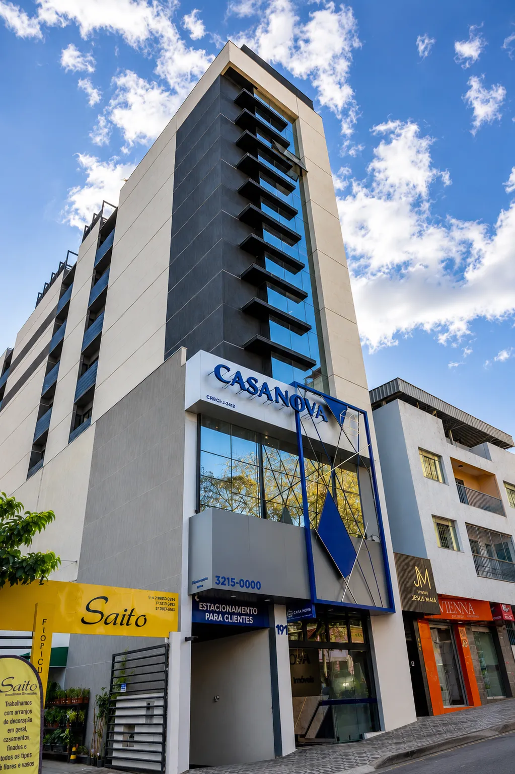Edifício-sede da Casa Nova Imóveis em Divinópolis, com letreiro CRECI-J-3412