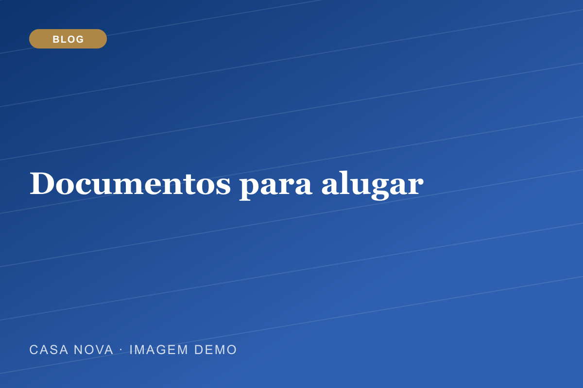 Mãos organizando documentos e contrato sobre a mesa