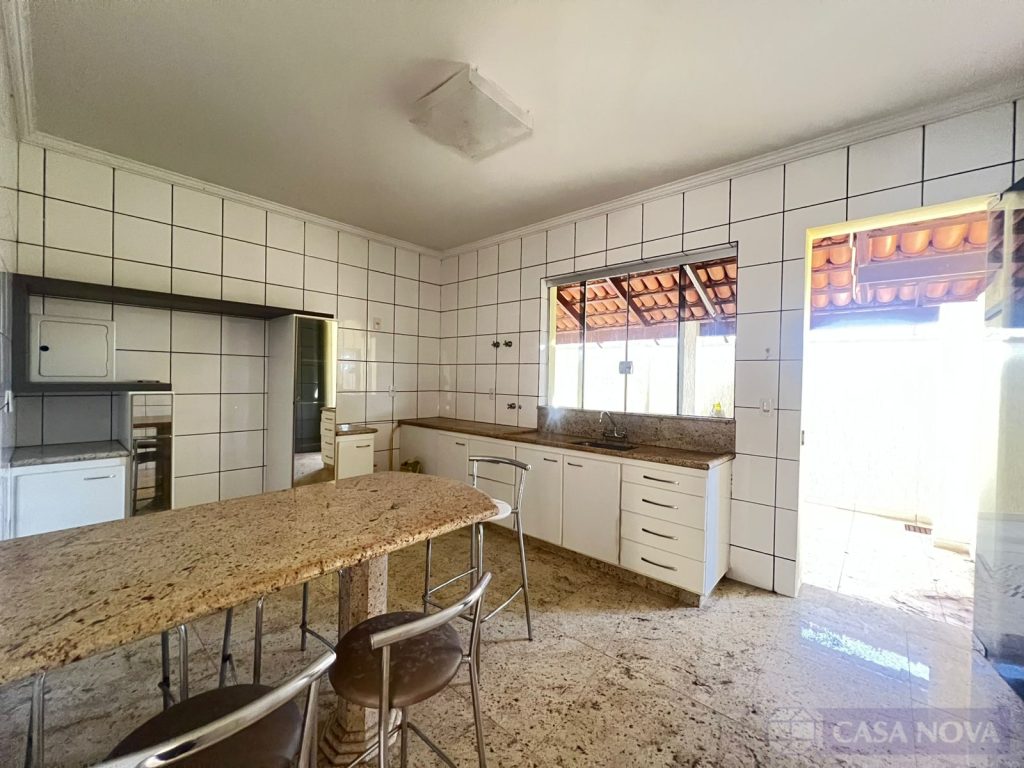 Casa para alugar no Centro com 300 m², 3 quartos e 2 vagas — foto 2